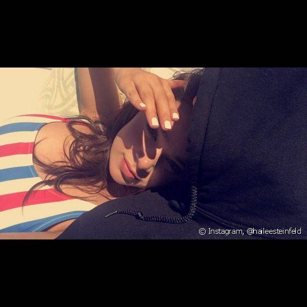 Para comemorar o 4 de Julho nos Estados Unidos, Hailee Steinfeld postou esta foto em seu Instagram, em que usa unhas brancas e opacas